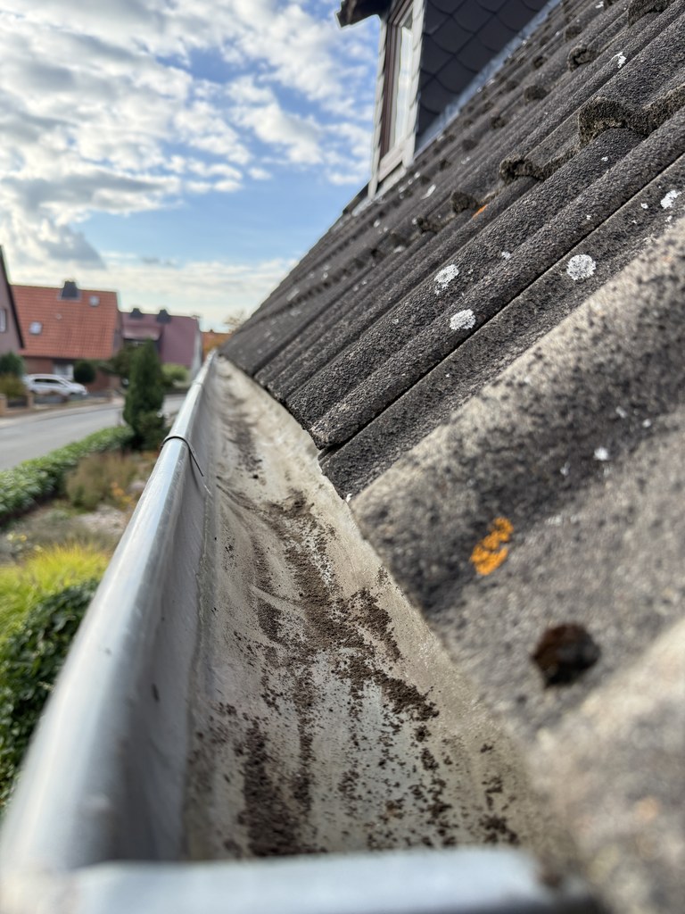 Dieselbe Rinne nach der Reinigung, das Blech wieder frei bis auf den Grund