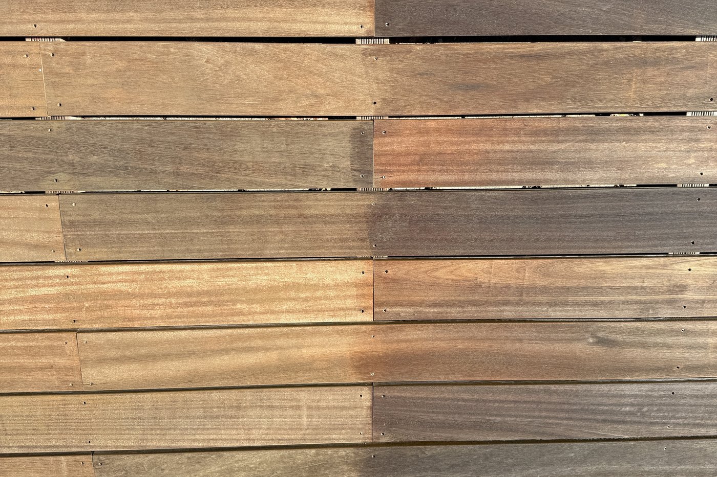 Holzdielen aus der Nähe, rechts geölt, links noch nicht
