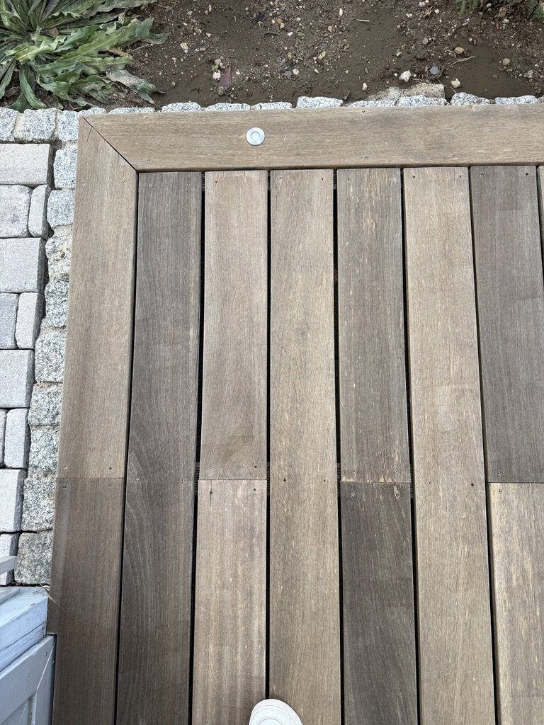 Dieselbe Ecke nach der Reinigung, gleichmäßig hell