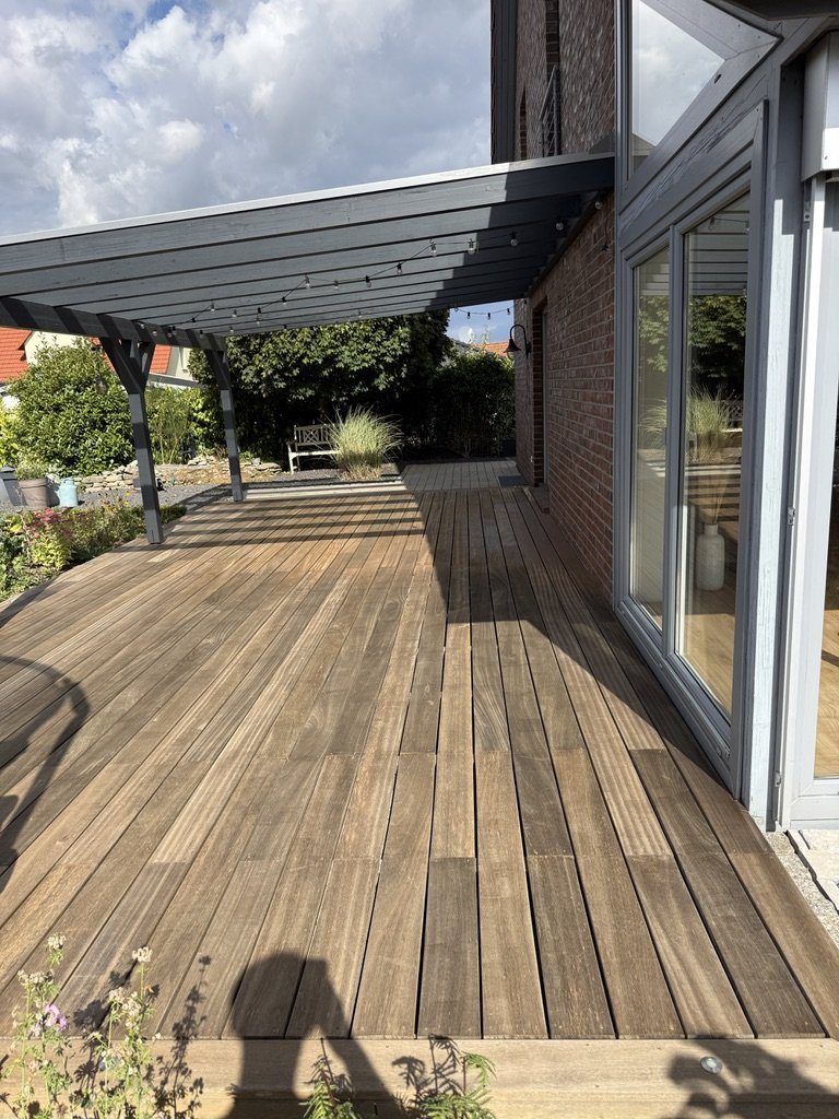 Dieselbe Holzterrasse nach der Reinigung, das Holz wieder in Farbe