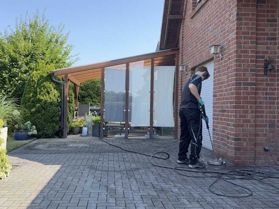 Mika Rennert reinigt eine Pflasterfläche mit dem rotierenden Flächenreiniger