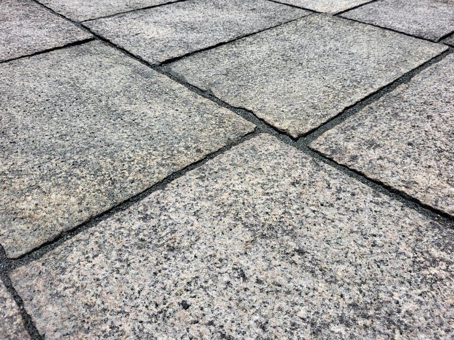 Granitplatten mit sauberen, gleichmäßig gefüllten Fugen