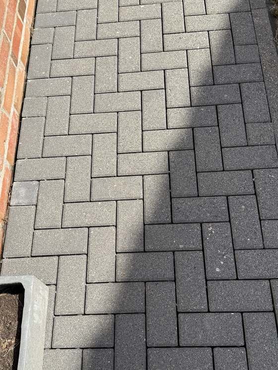 Dasselbe Pflaster nach der Reinigung aus der Nähe, Oberfläche und Fugen wieder frei