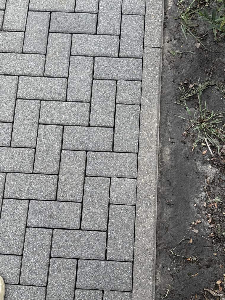 Pflaster am Beetrand nach der Reinigung, Steine wieder gleichmäßig grau