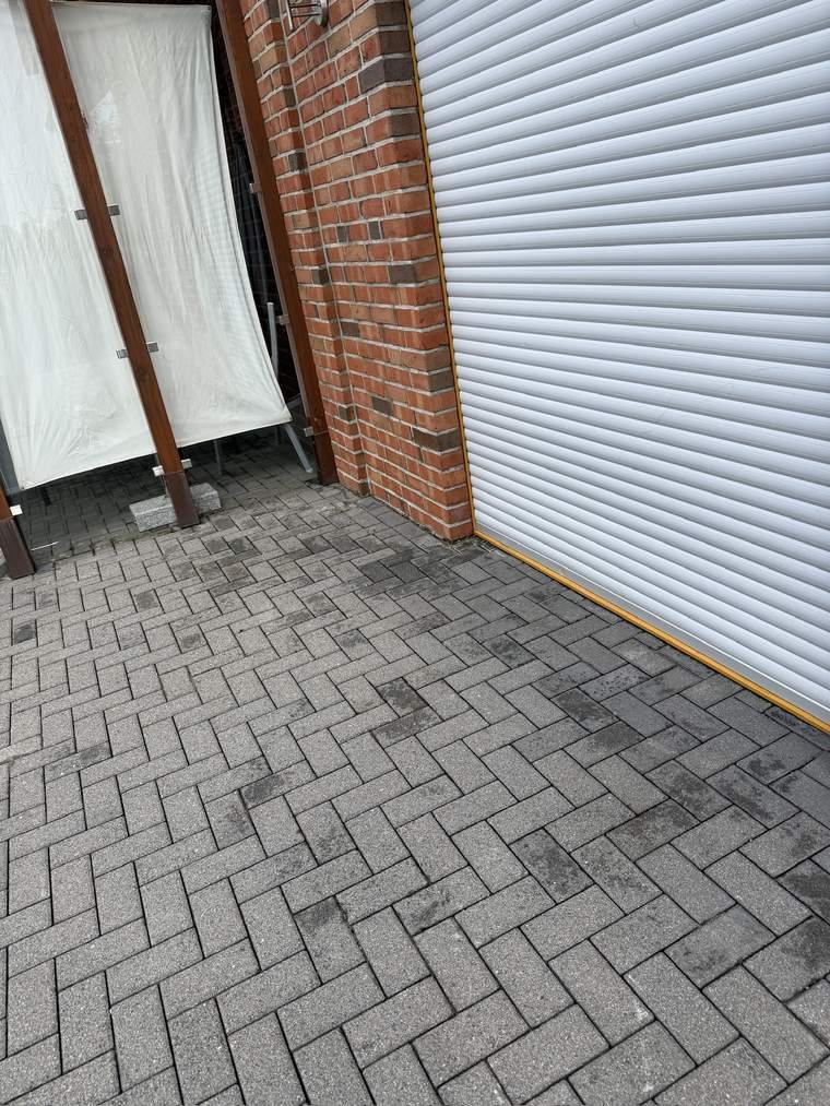 Die Einfahrt vor der Garage nach der Reinigung, Pflaster wieder gleichmäßig hell