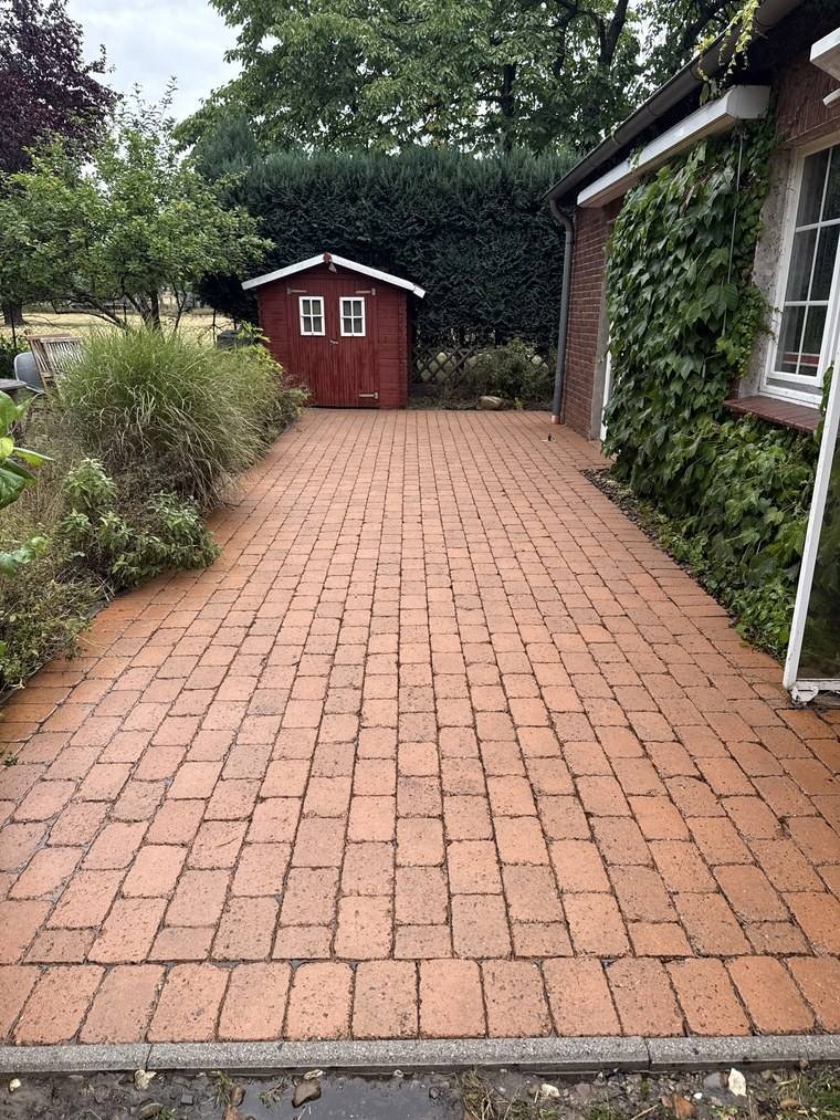 Derselbe Weg nach der Reinigung, die Steine wieder in ihrem warmen Rot bis zum Gartenhaus