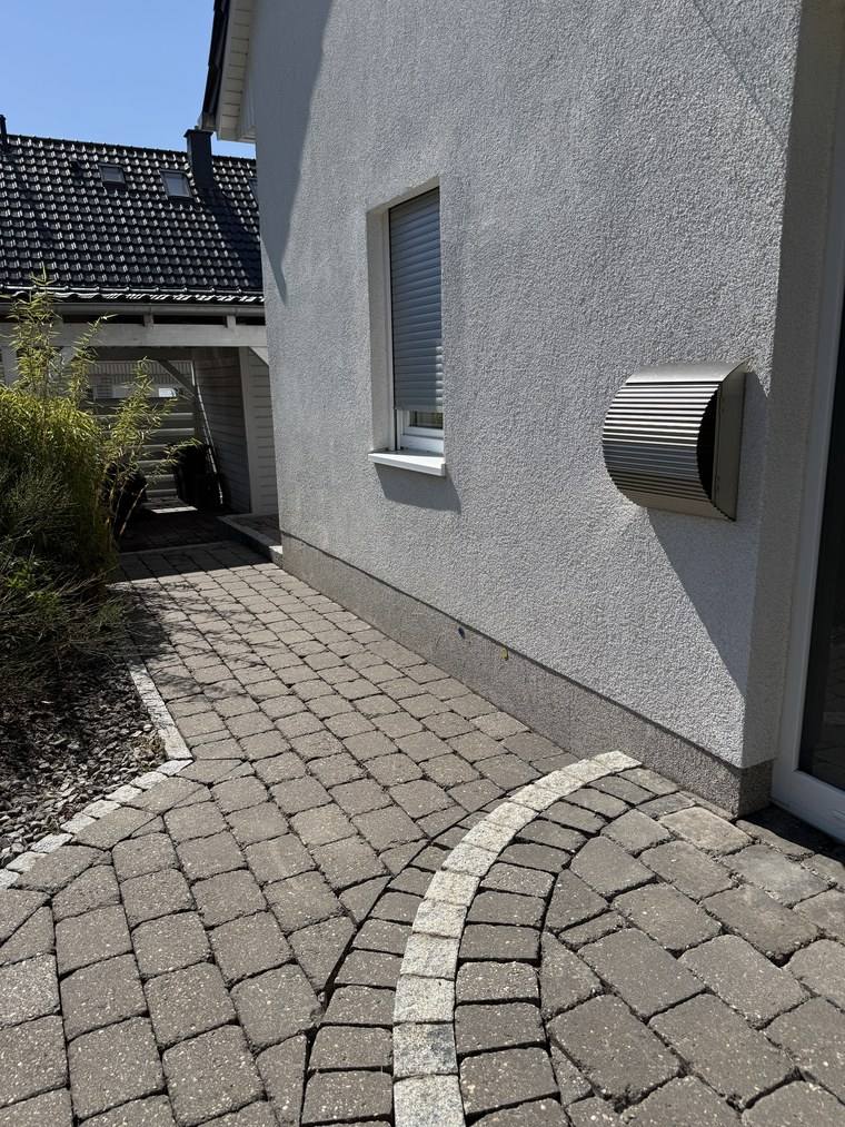 Dieselbe Ecke nach der Reinigung, der Bogen aus hellem Bordstein hebt sich wieder deutlich ab