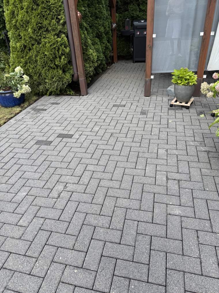 Derselbe Hof nach der Reinigung, Pflaster wieder gleichmäßig hell
