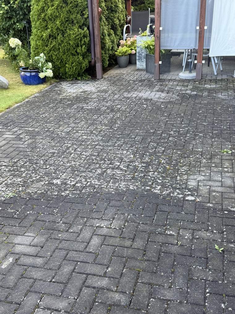 Hof mit Sitzplatz vor der Reinigung, Pflaster grau und fleckig