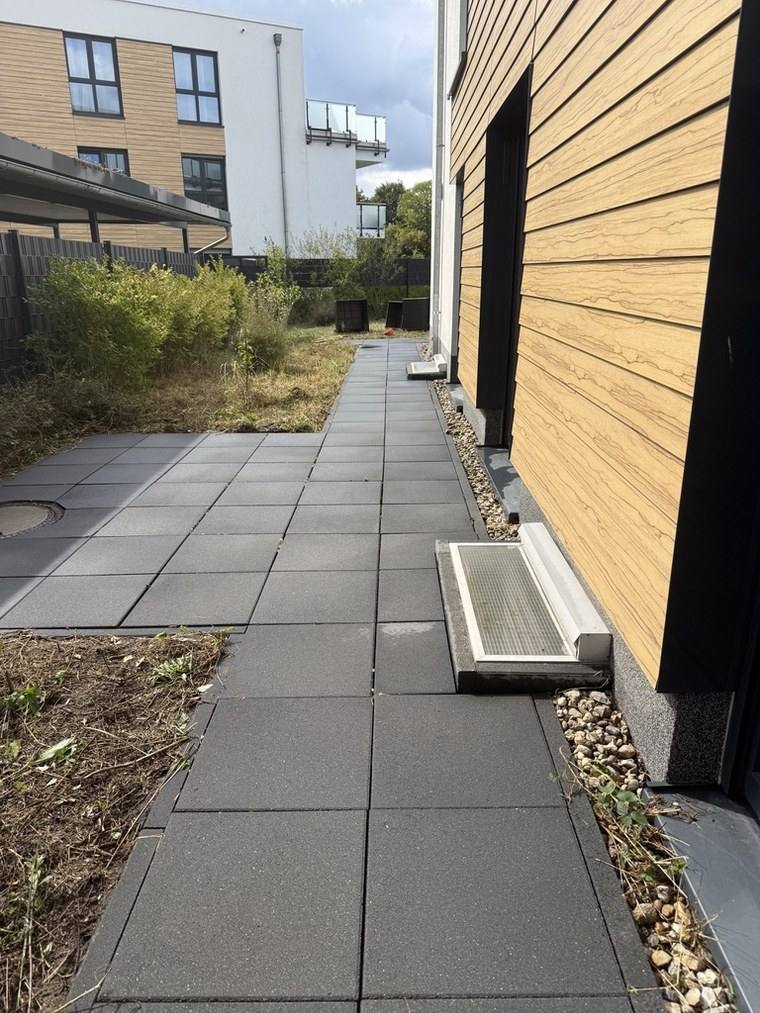 Derselbe Weg nach der Reinigung, die Platten wieder durchgehend anthrazit