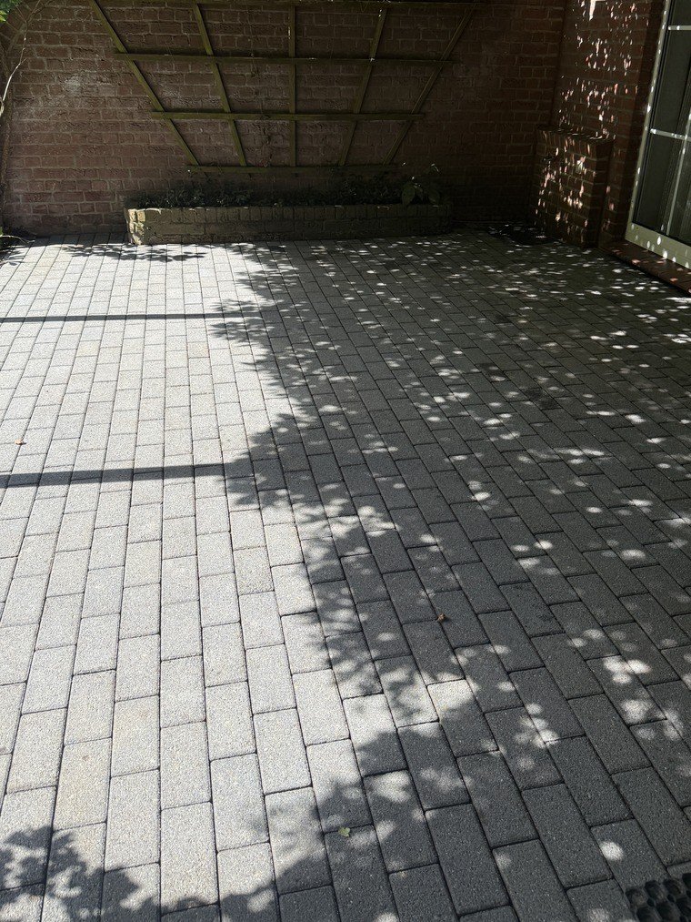Dieselbe Terrasse nach der Reinigung, das Pflaster wieder gleichmäßig hell bis in die Ecke