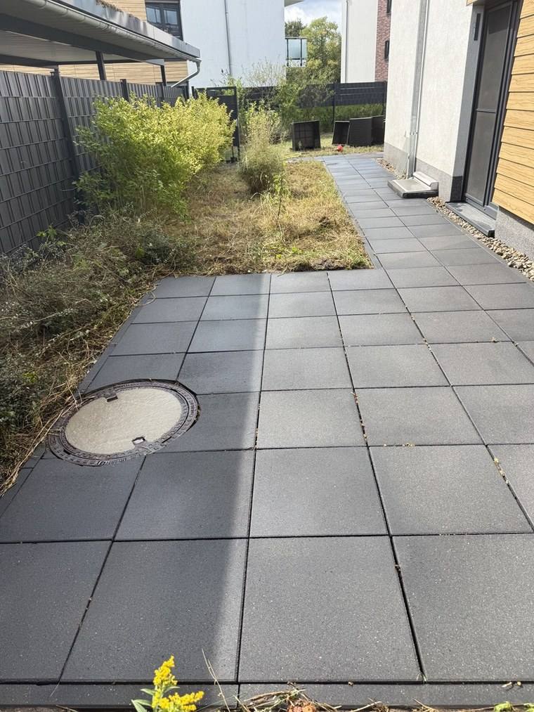 Derselbe Weg nach der Reinigung, die Platten wieder gleichmäßig dunkel