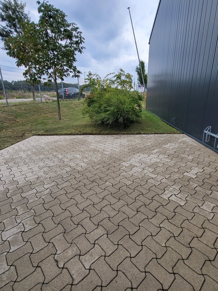 Fläche an der Hallenwand nach der Reinigung, Pflaster wieder gleichmäßig hell