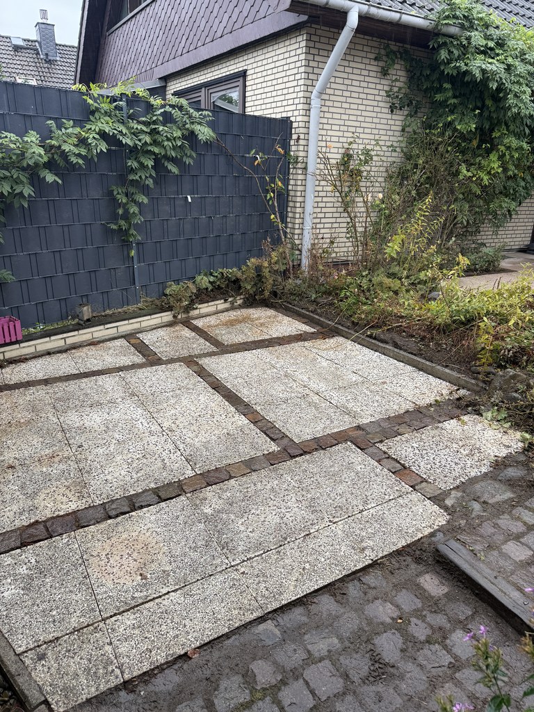 Derselbe Sitzplatz nach der Arbeit, die Granitplatten wieder hell und die Fugen frei