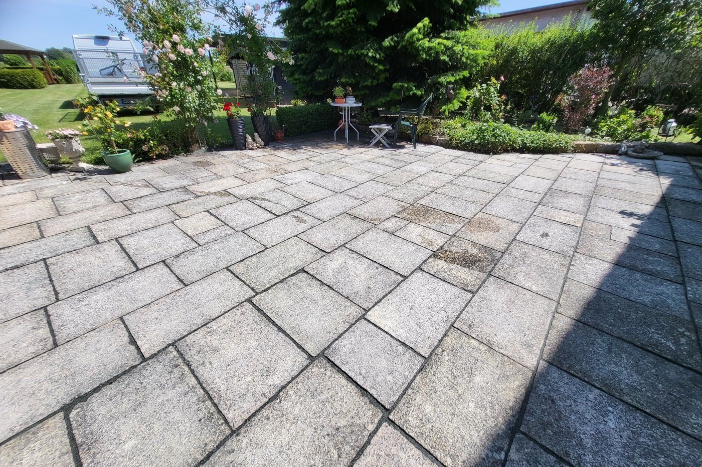 Terrasse mit sauberem, gleichmäßigem Fugenbild, Blick über die Fläche in den Garten