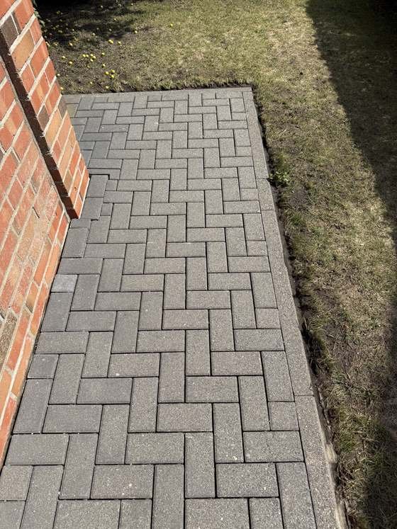 Derselbe Weg nach der Reinigung, der Grünbelag ist weg und die Farbe der Steine wieder zu sehen