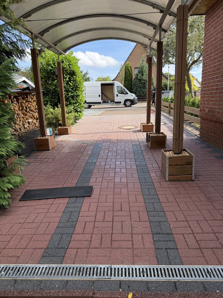 Derselbe Weg nach der Reinigung, die Platten wieder hell