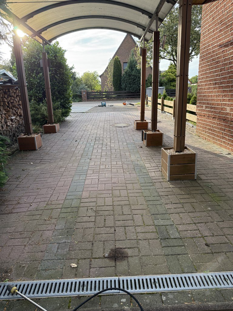 Weg unter dem Vordach vor der Reinigung, die Platten grau und fleckig